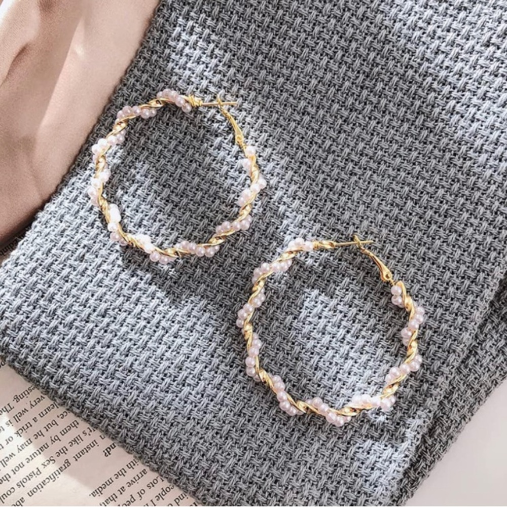 💎 Gold Twisted Pearl Hoop Earrings